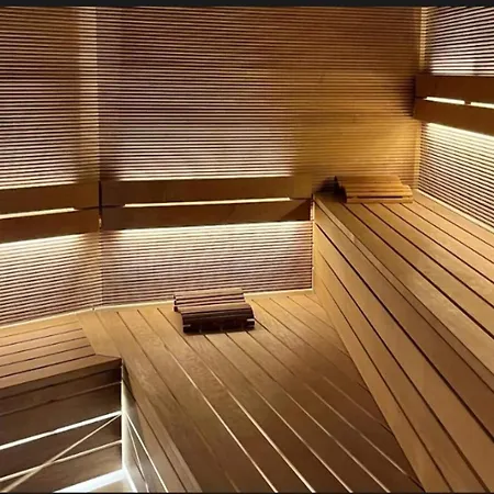 Luxurious Near The Sea In *